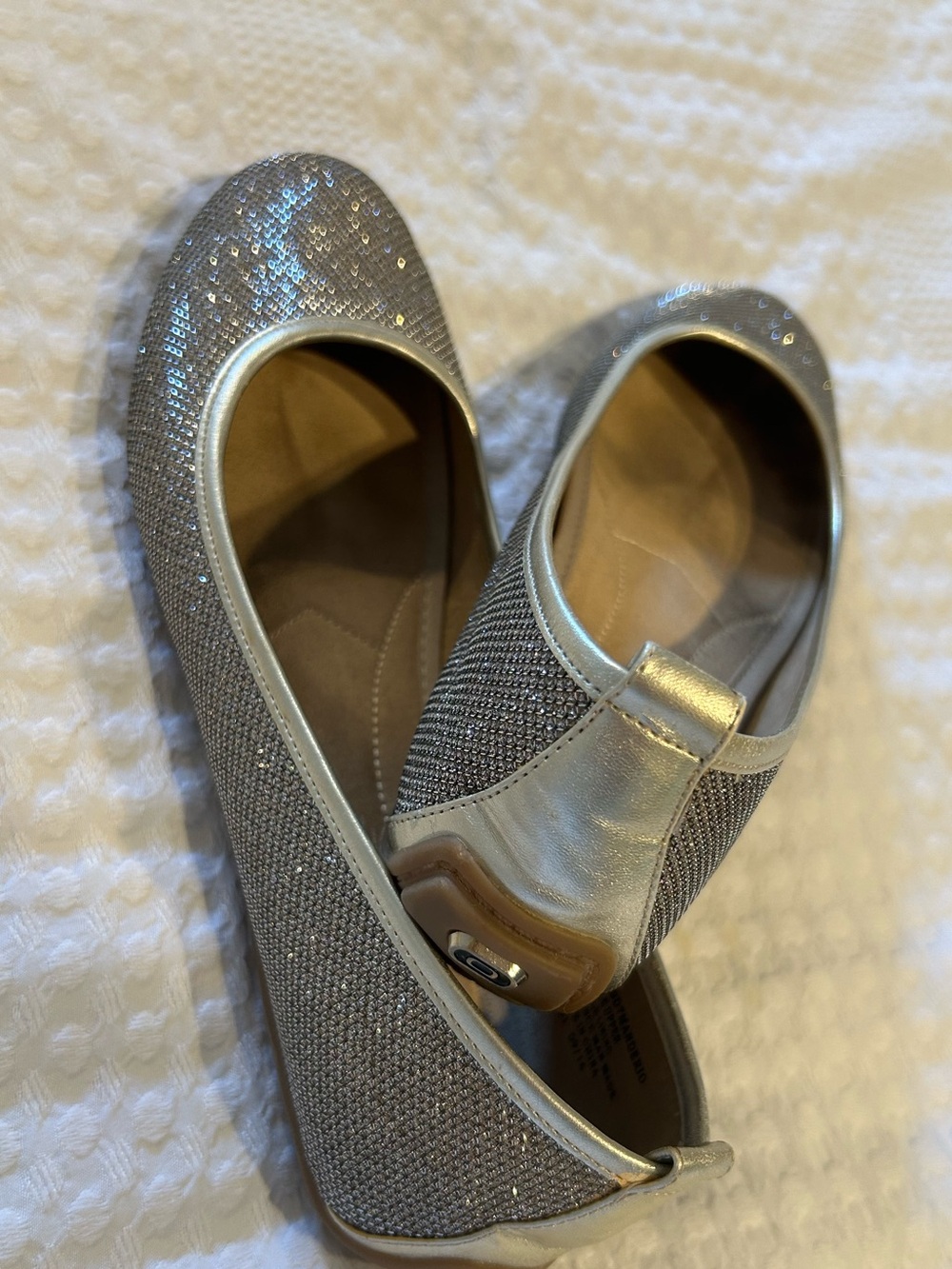 10M Bandolino shimmer flats.